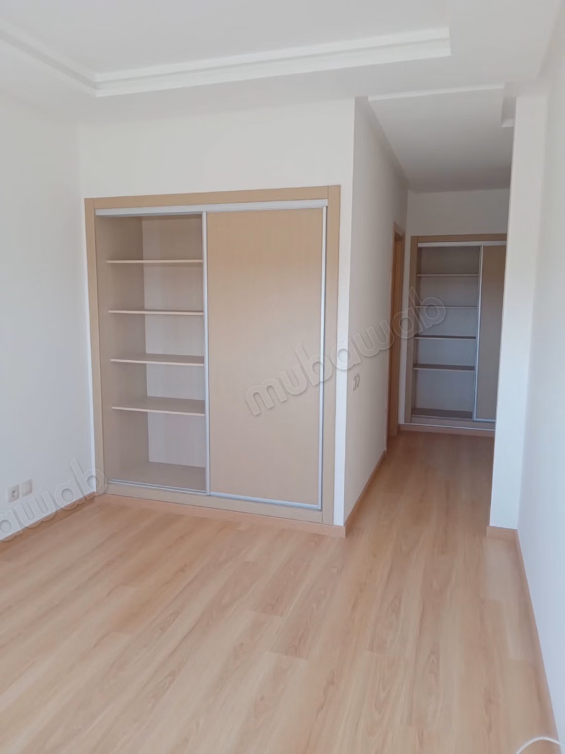 Vend appartement à Victoria. 
3 chambres. 
Ascenseur et places de parking