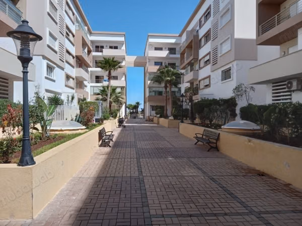 Vend appartement à Victoria. 
3 chambres. 
Ascenseur et places de parking