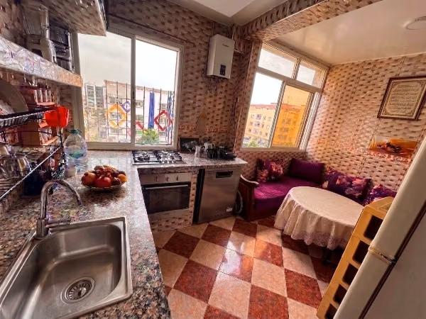 Appartement en vente à Ain Chock. 3 grandes pièces. Meublé