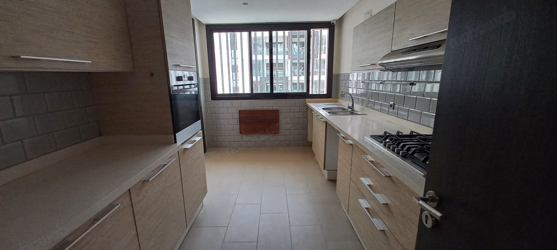 Vend appartement à Ain Diab. Superficie 250 m². Avec ascenseur et terrasse