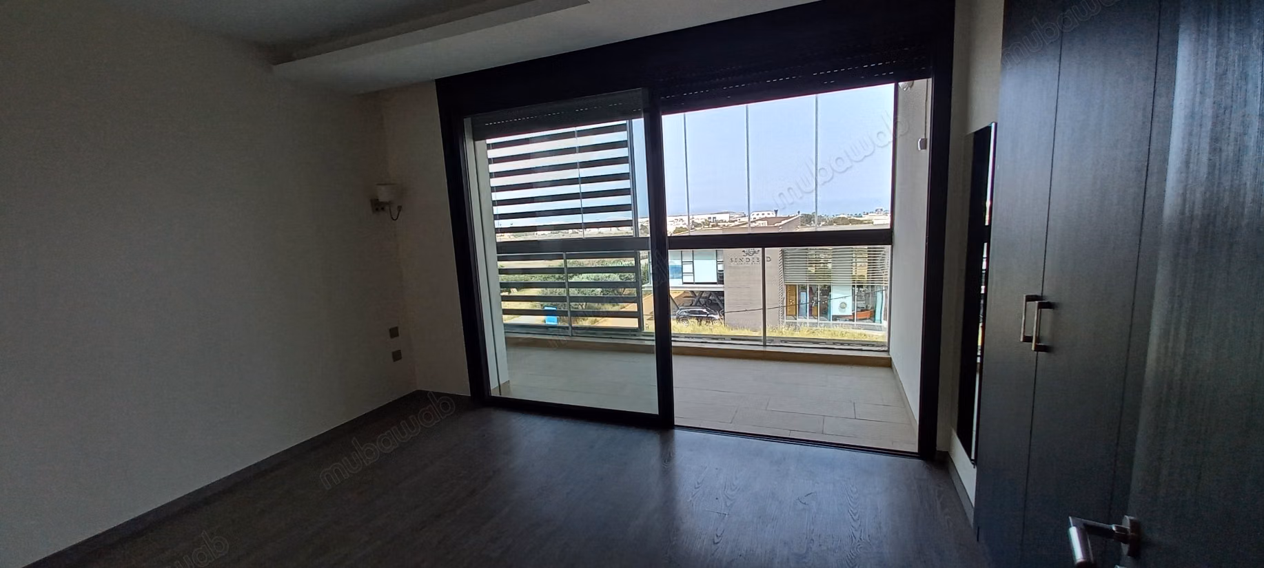 Vend appartement à Ain Diab. Superficie 250 m². Avec ascenseur et terrasse