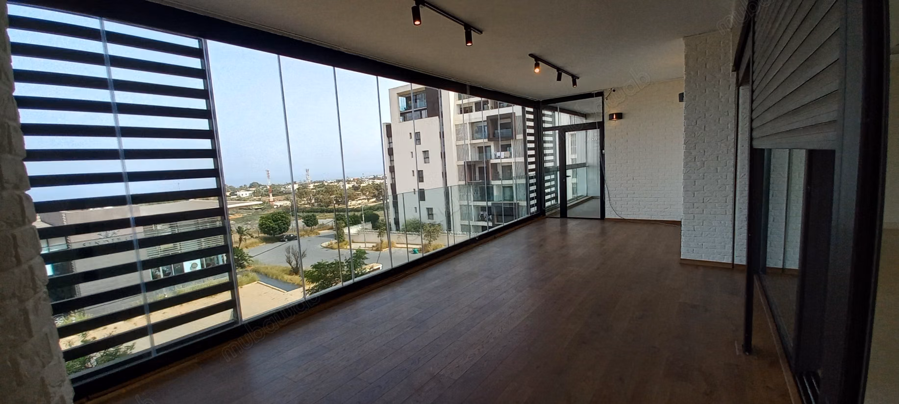 Vend appartement à Ain Diab. Superficie 250 m². Avec ascenseur et terrasse