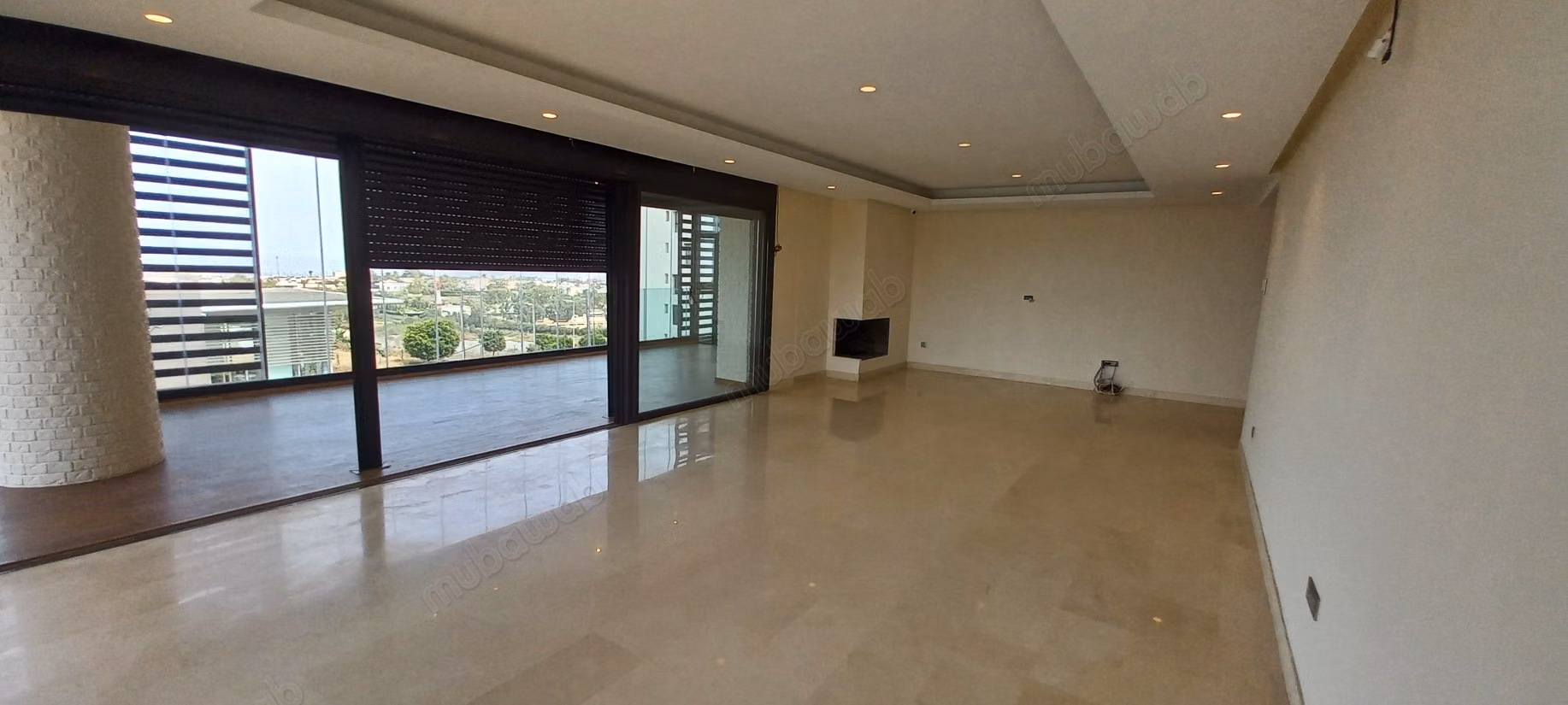 Vend appartement à Ain Diab. Superficie 250 m². Avec ascenseur et terrasse
