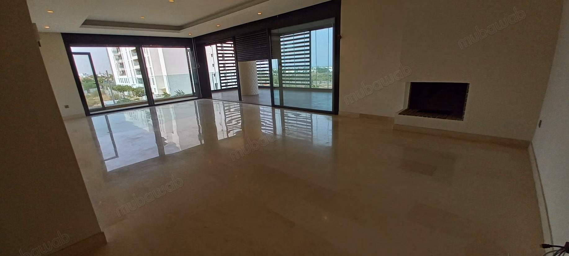 Vend appartement à Ain Diab. Superficie 250 m². Avec ascenseur et terrasse
