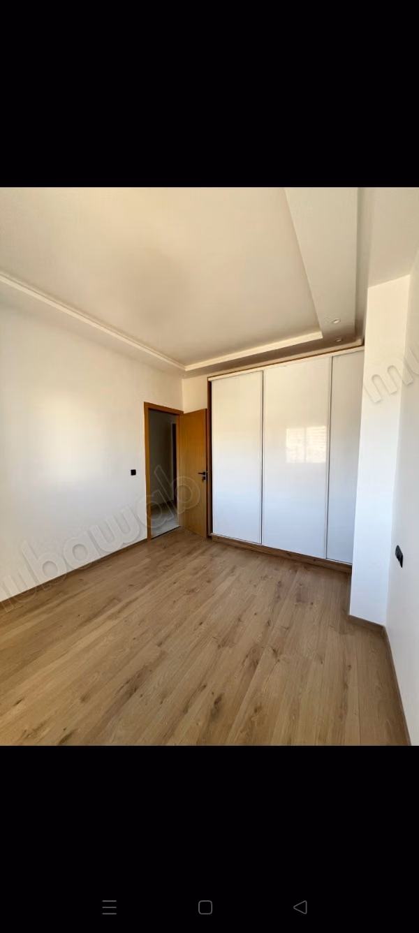 Bel appartement à louer à Tanger Al-Balia. 3 excellentes chambres. Balcon et ascenseur