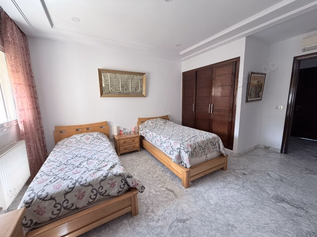 Vente d'un bel appartement à Carthage. 2 chambres agréables. Prestation de conciergerie, air conditionné