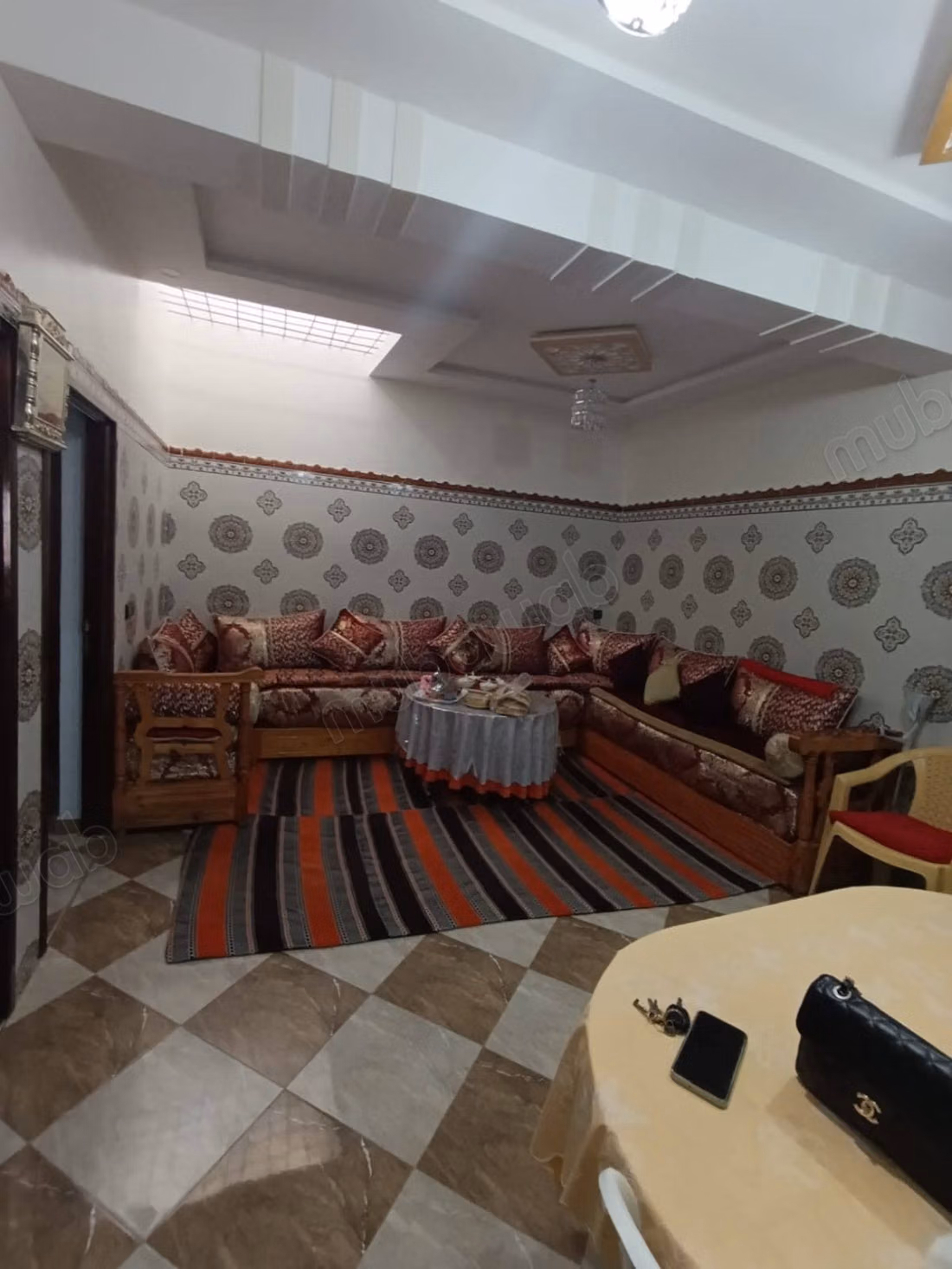 Trouvez votre maison à acheter à Aourir. 
19 pièces. Meublé