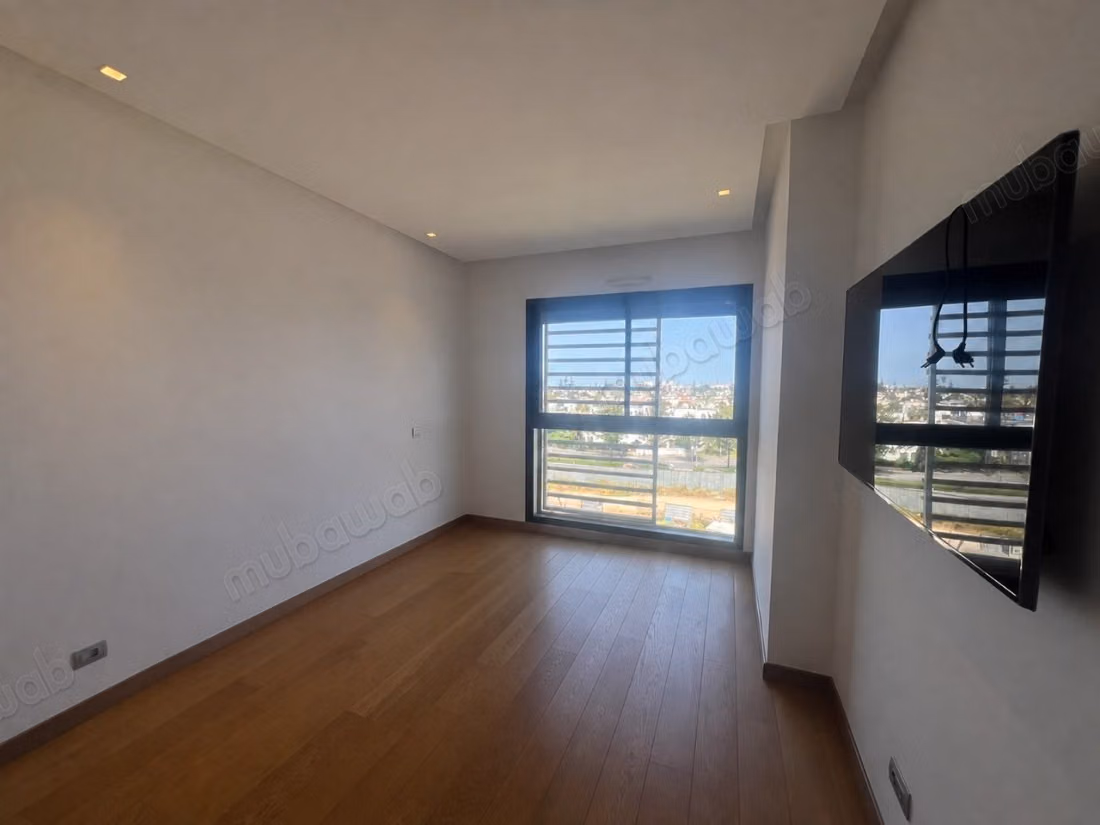 For rent - high standing empty apartment 2 bedrooms CFC