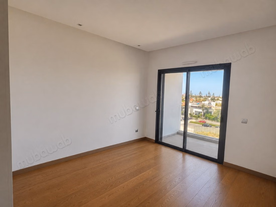 For rent - high standing empty apartment 2 bedrooms CFC