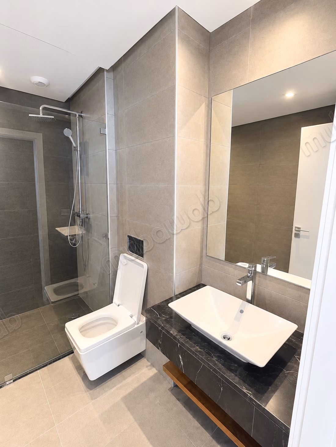 For rent - high standing empty apartment 2 bedrooms CFC