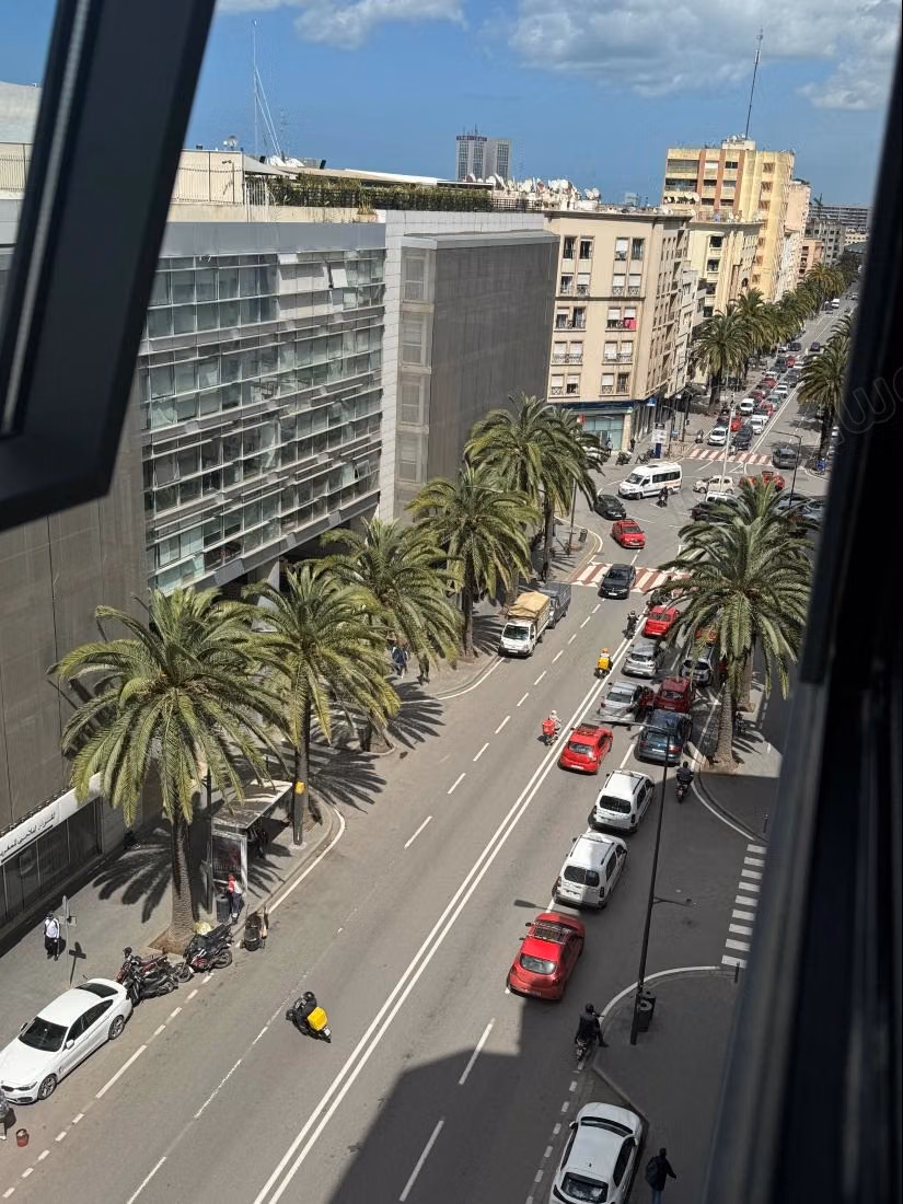 Office rental in Maârif. Total area 49 m². With elevator