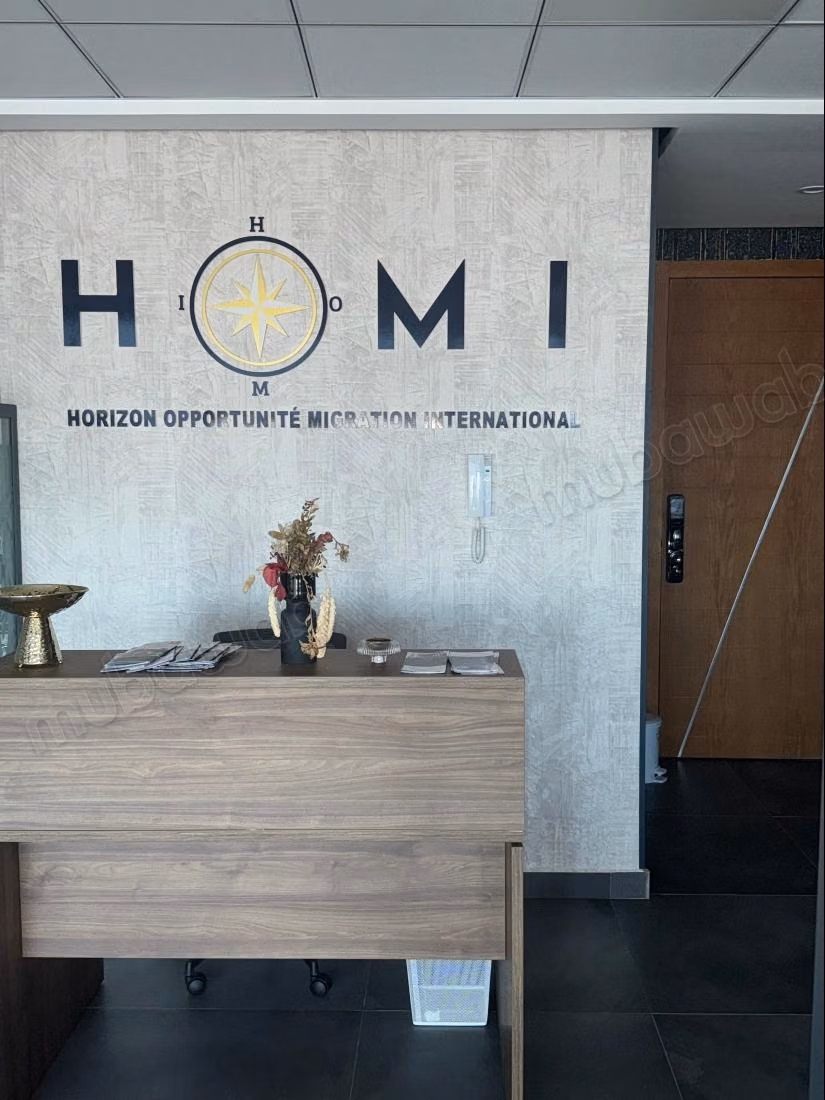 Office rental in Maârif. Total area 49 m². With elevator