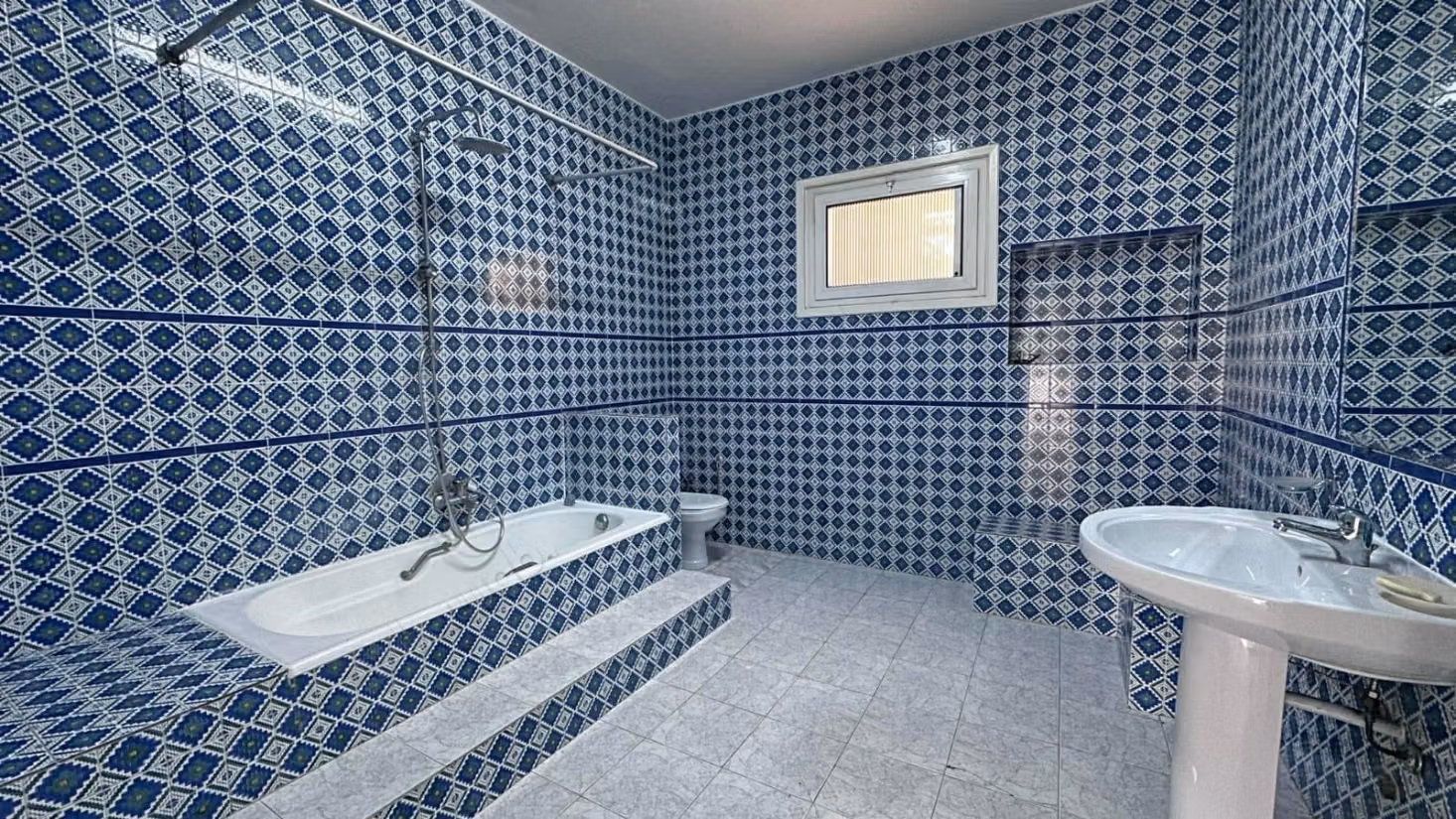 Location villa de haut standing à Carthage. Surface de 650 m². Tout confort avec cheminée et climatisation