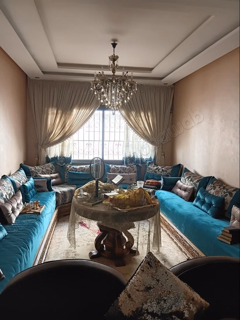 Vente d'un bel appartement à Racine. 
3 chambres agréables. 
Cheminée et climatisation