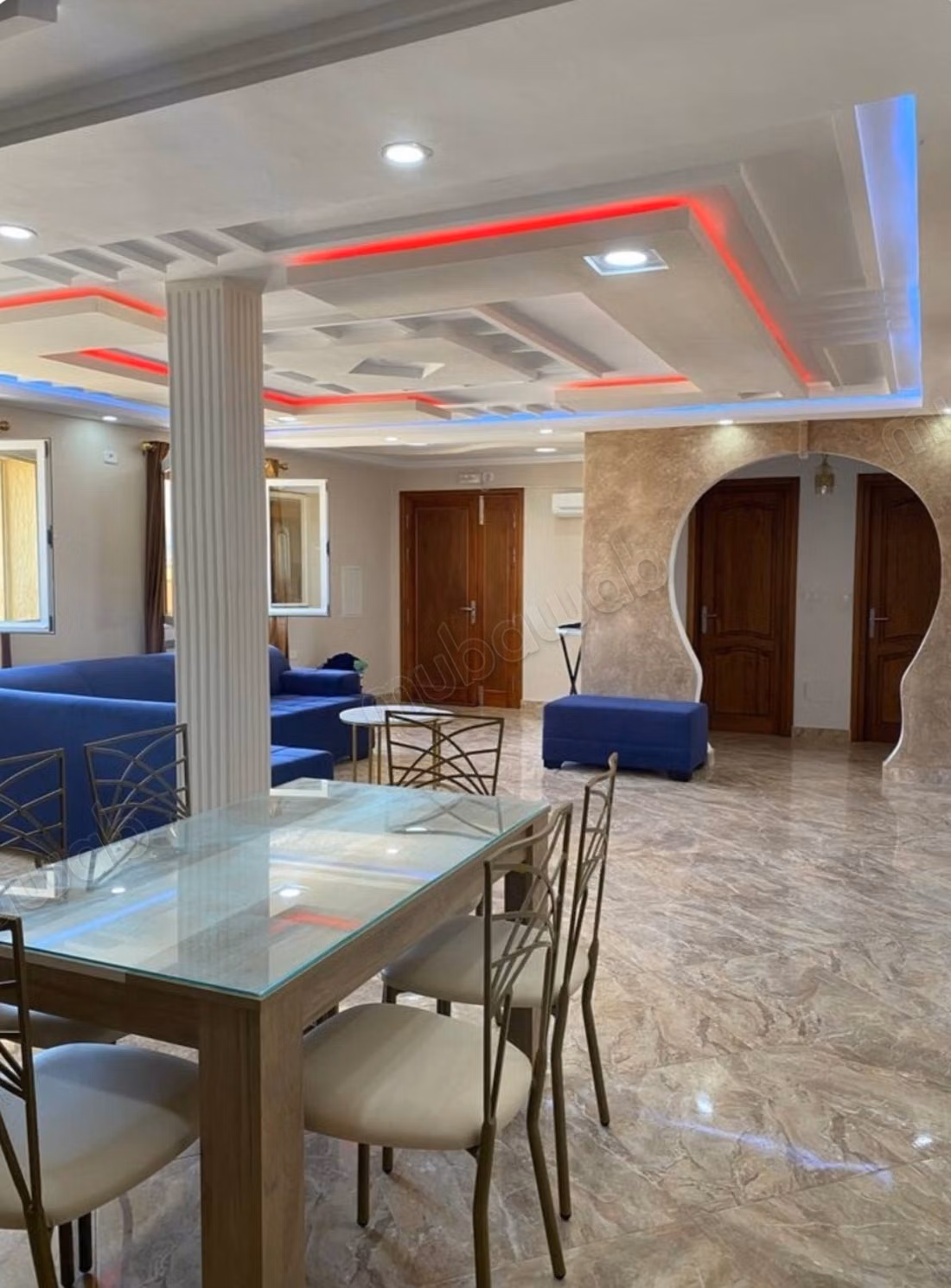 Villa de luxe à vendre. Surface totale 531 m². Bien meublé