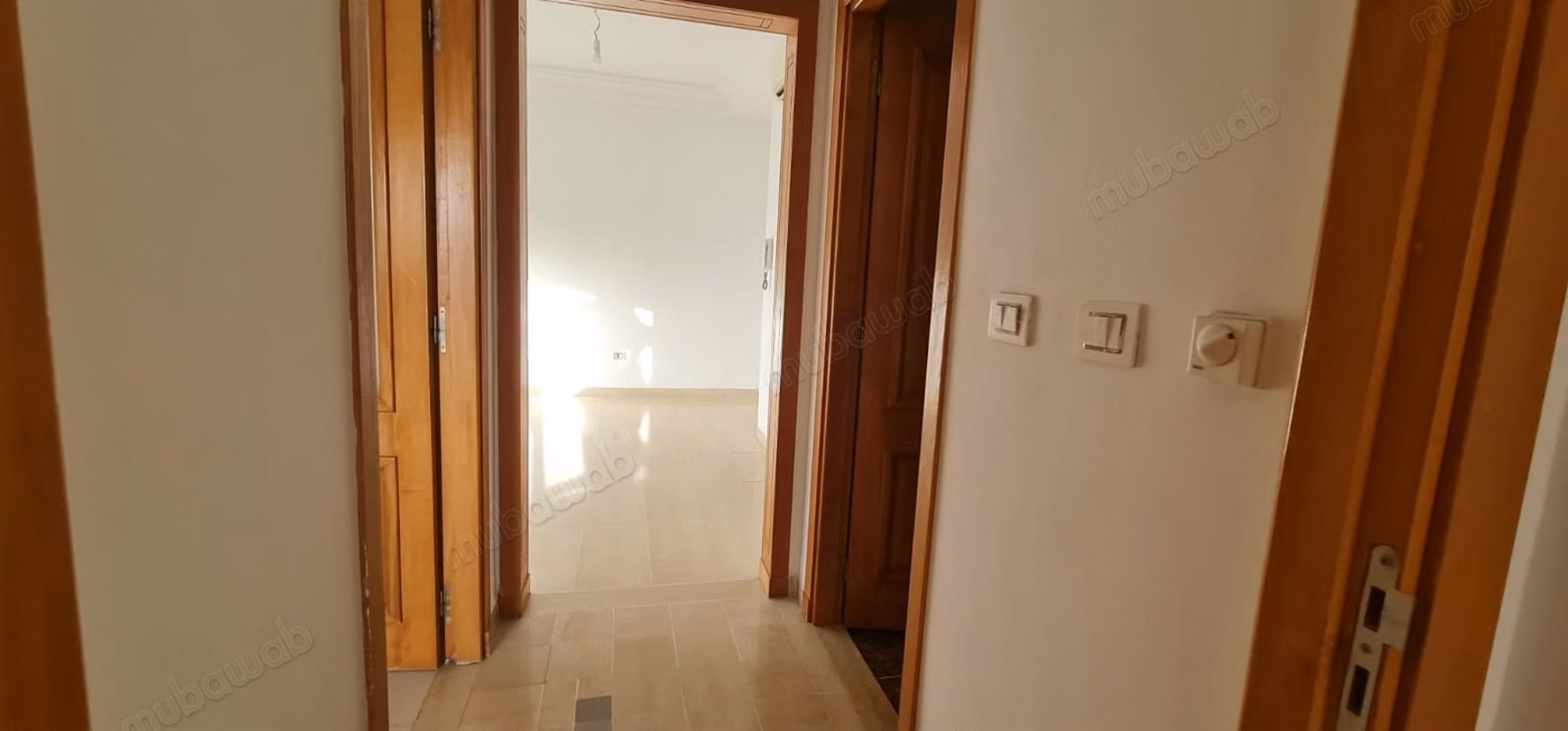 Appartamento in affitto a Chotrana 1. Superficie di 70 m². Finestrelle con doppio vetro e porta blindata.