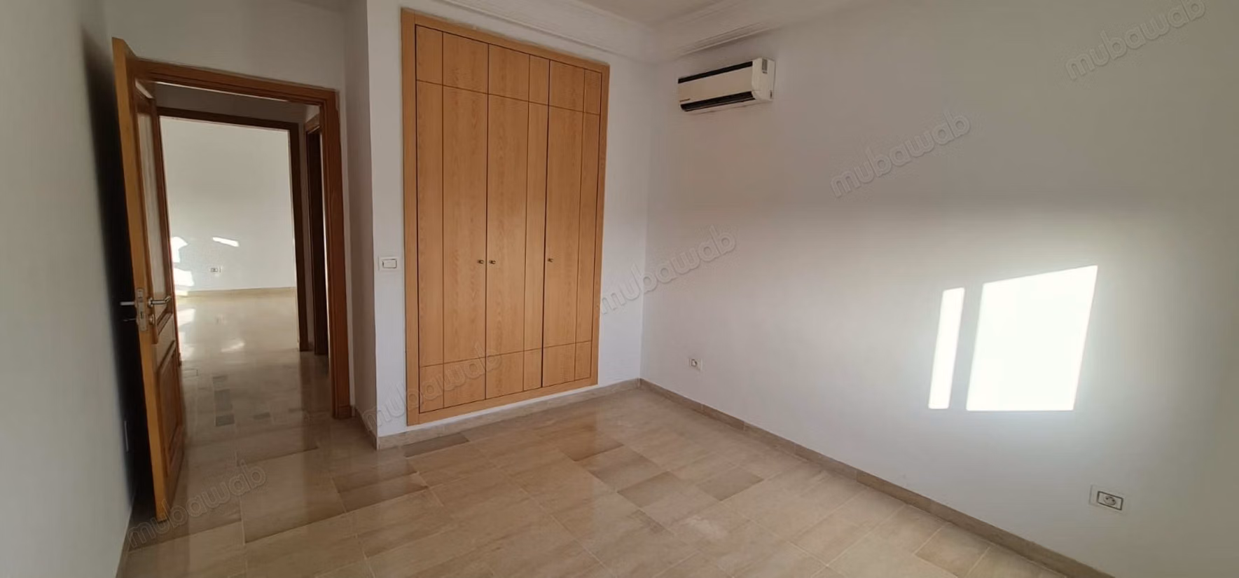 Appartamento in affitto a Chotrana 1. Superficie di 70 m². Finestrelle con doppio vetro e porta blindata.