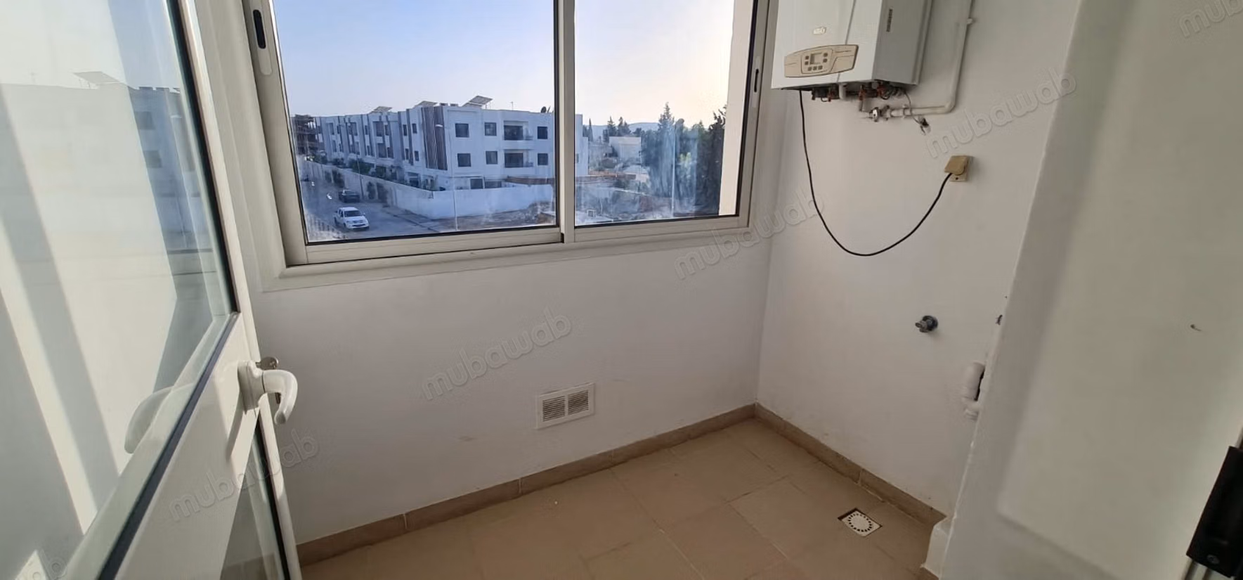 Appartamento in affitto a Chotrana 1. Superficie di 70 m². Finestrelle con doppio vetro e porta blindata.