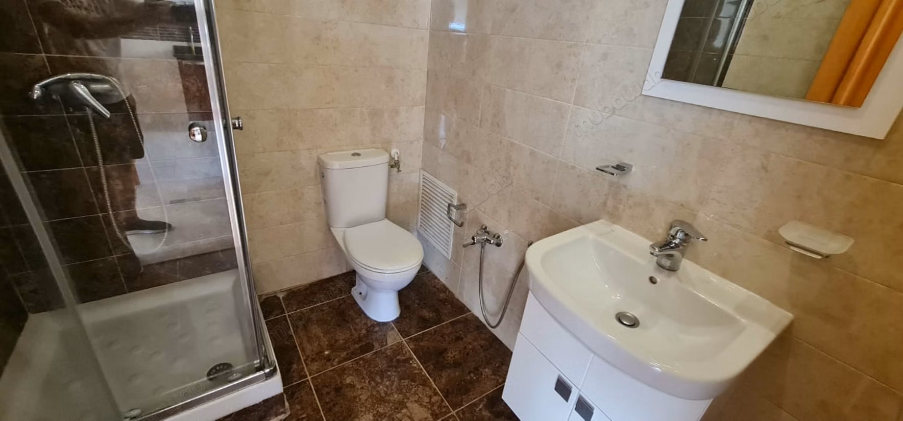 Appartamento in affitto a Chotrana 1. Superficie di 70 m². Finestrelle con doppio vetro e porta blindata.