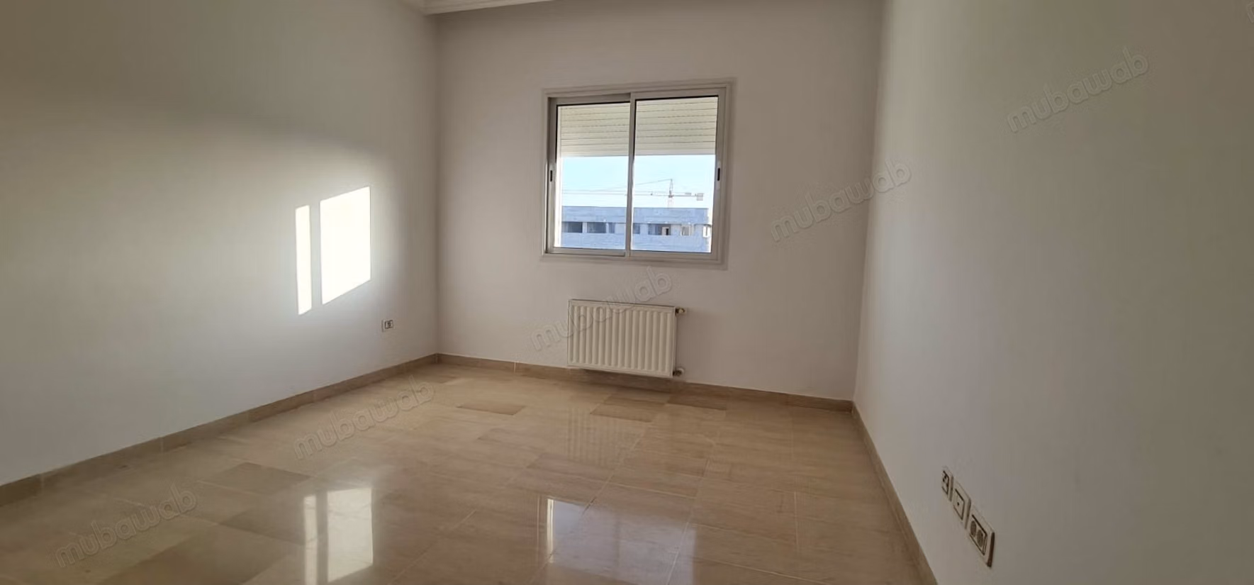 Appartamento in affitto a Chotrana 1. Superficie di 70 m². Finestrelle con doppio vetro e porta blindata.