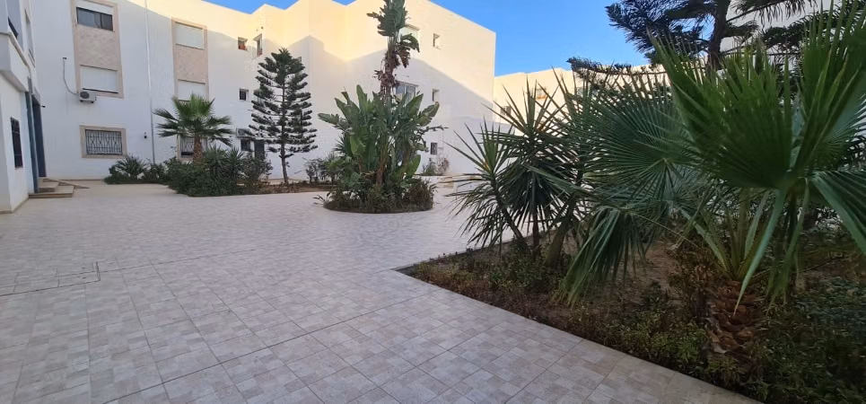 Appartamento in affitto a Chotrana 1. Superficie di 70 m². Finestrelle con doppio vetro e porta blindata.