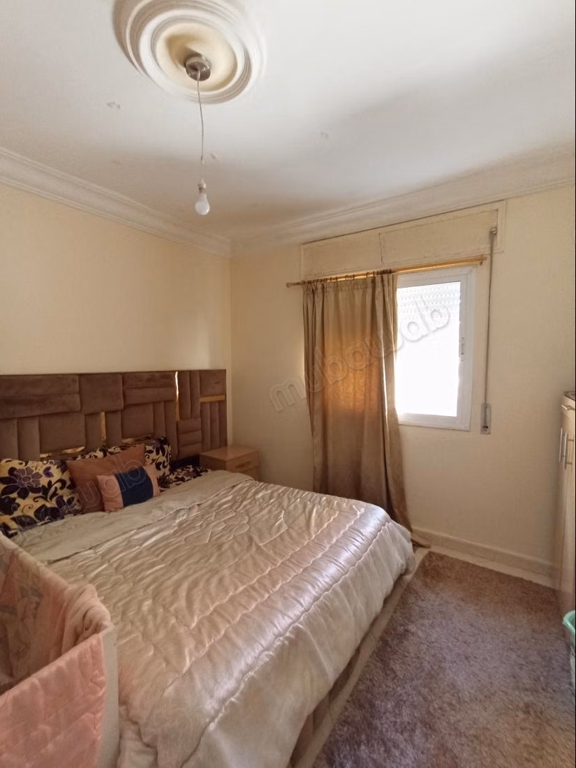 Huis te koop in Haddad. 4 slaapkamers. Traditionele woonkamer en satellietschotelsysteem