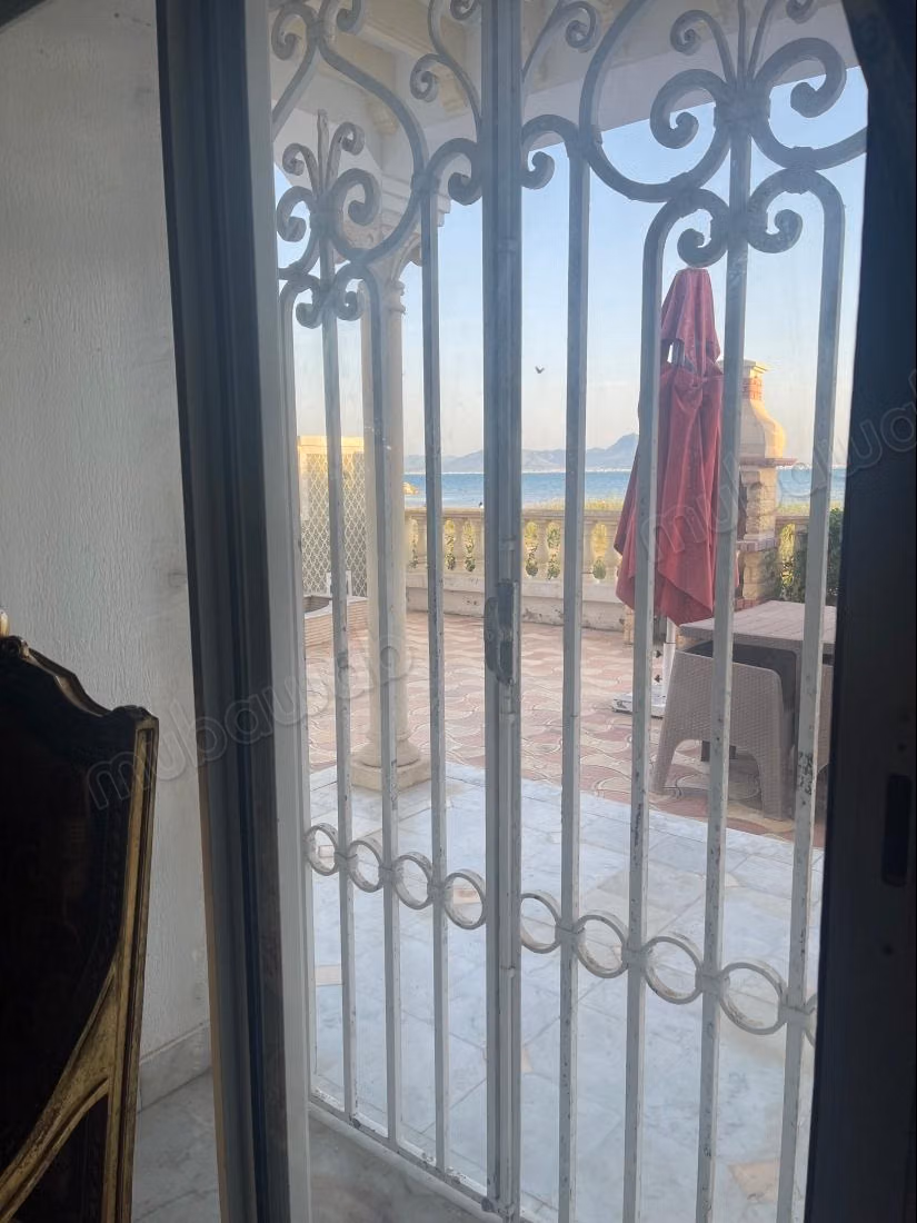 Villa de luxe à vendre à Salambo. 7 chambres. Bien meublé