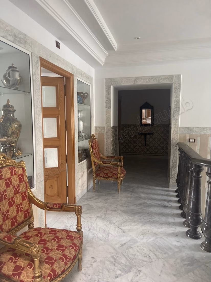 Villa de luxe à vendre à Salambo. 7 chambres. Bien meublé