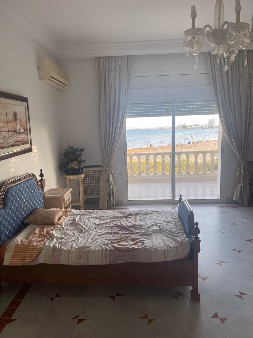 Villa de luxe à vendre à Salambo. 7 chambres. Bien meublé
