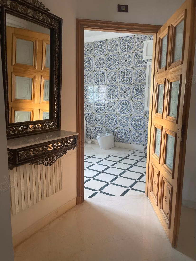 Villa de luxe à vendre à Salambo. 7 chambres. Bien meublé