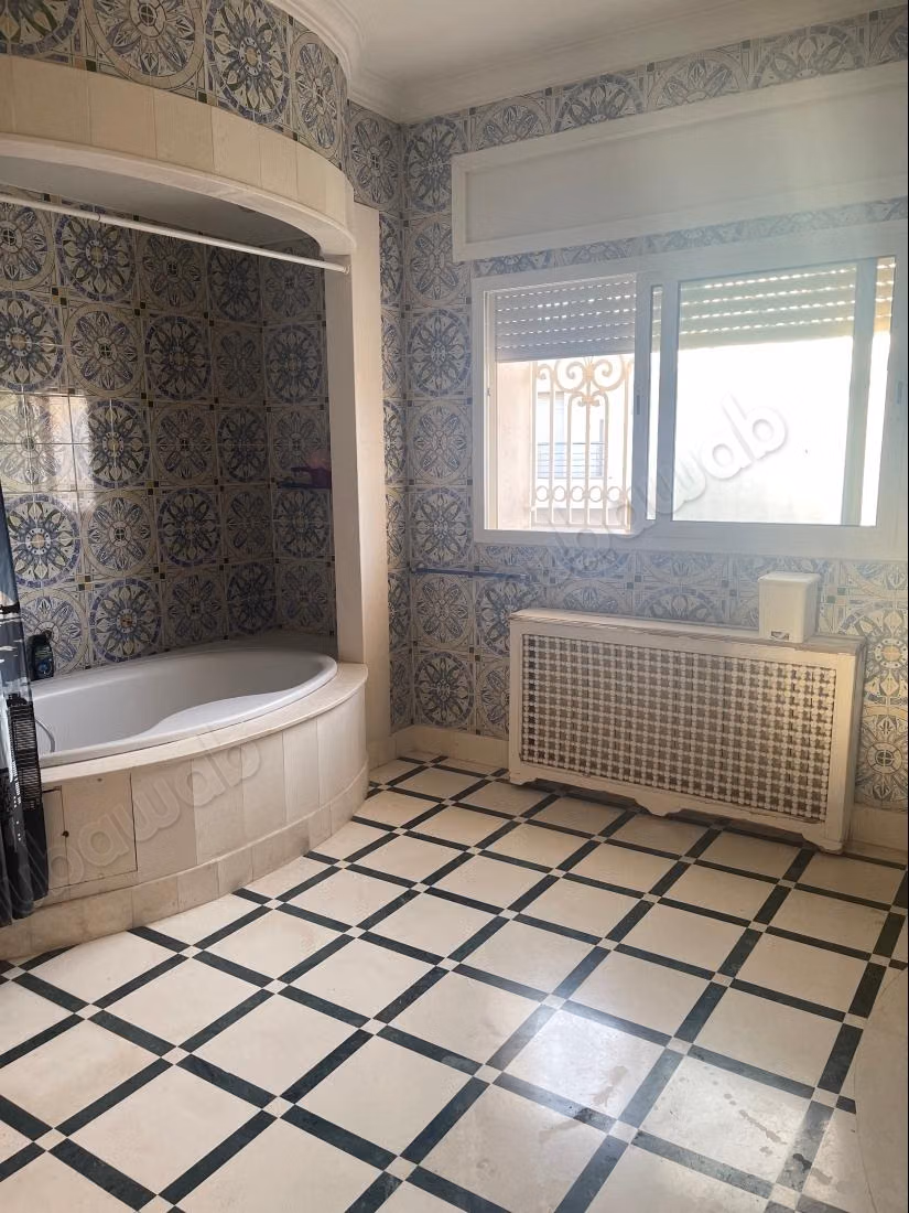 Villa de luxe à vendre à Salambo. 7 chambres. Bien meublé