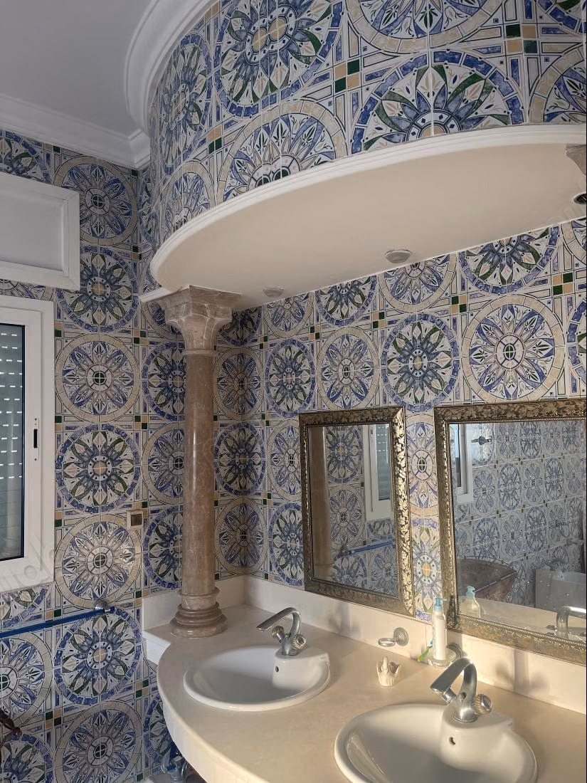 Villa de luxe à vendre à Salambo. 7 chambres. Bien meublé