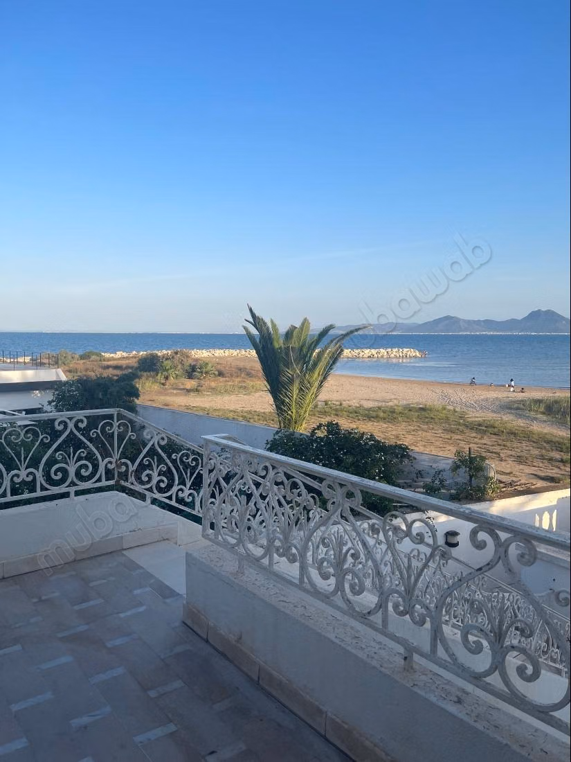 Villa de luxe à vendre à Salambo. 7 chambres. Bien meublé
