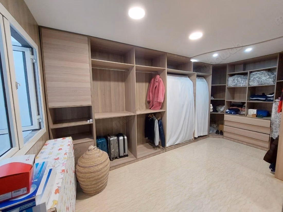 Verkoop van luxe villa in Branes 2. 6 comfortabele kamers. Goed ingericht