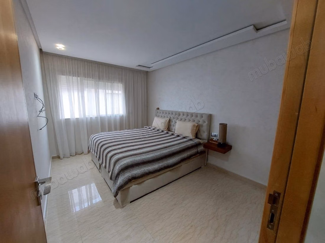 Verkoop van luxe villa in Branes 2. 6 comfortabele kamers. Goed ingericht