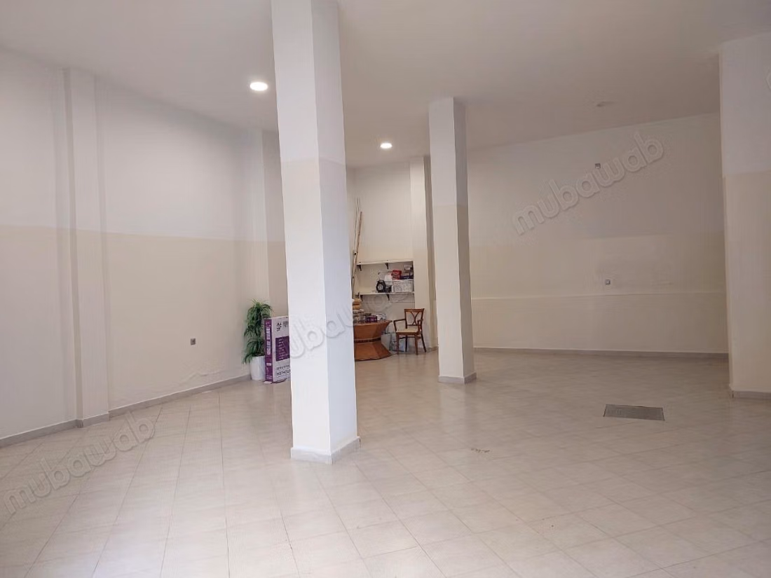 Verkoop van luxe villa in Branes 2. 6 comfortabele kamers. Goed ingericht