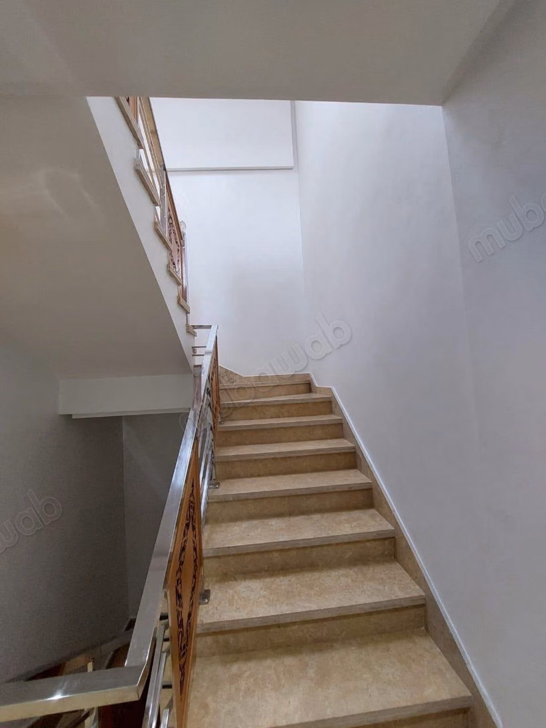 Verkoop van luxe villa in Branes 2. 6 comfortabele kamers. Goed ingericht