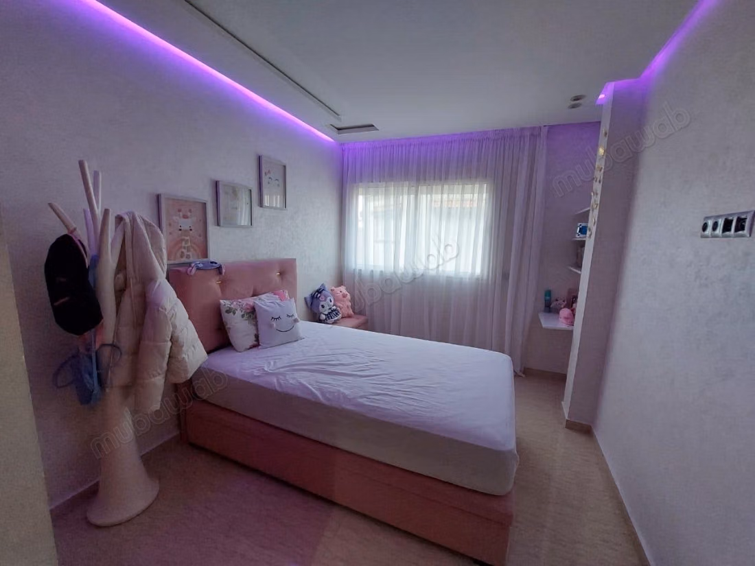 Verkoop van luxe villa in Branes 2. 6 comfortabele kamers. Goed ingericht