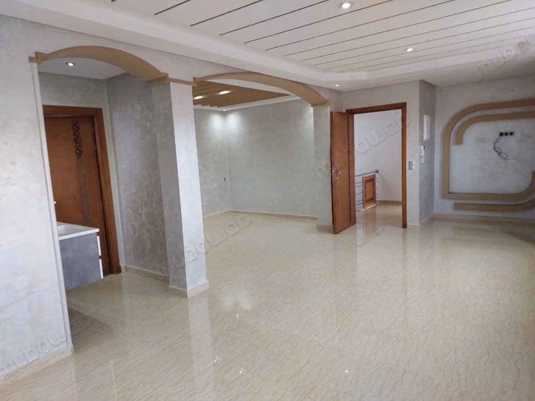 Verkoop van luxe villa in Branes 2. 6 comfortabele kamers. Goed ingericht
