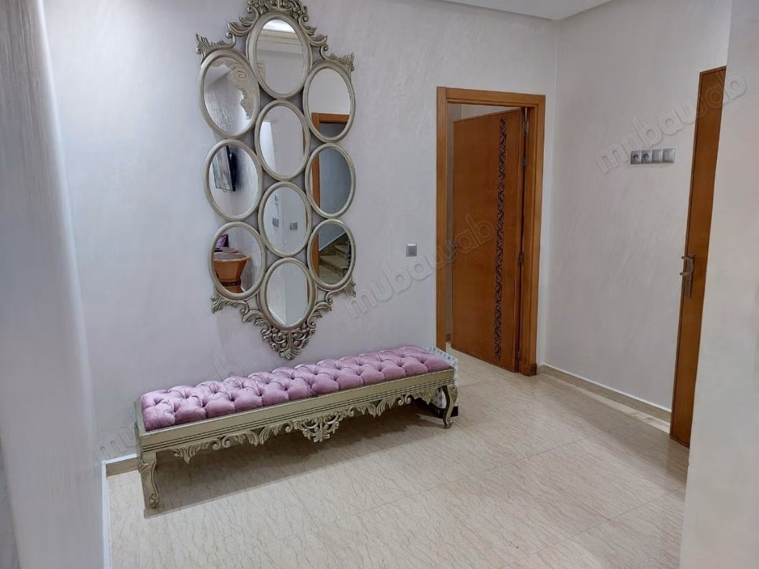 Verkoop van luxe villa in Branes 2. 6 comfortabele kamers. Goed ingericht