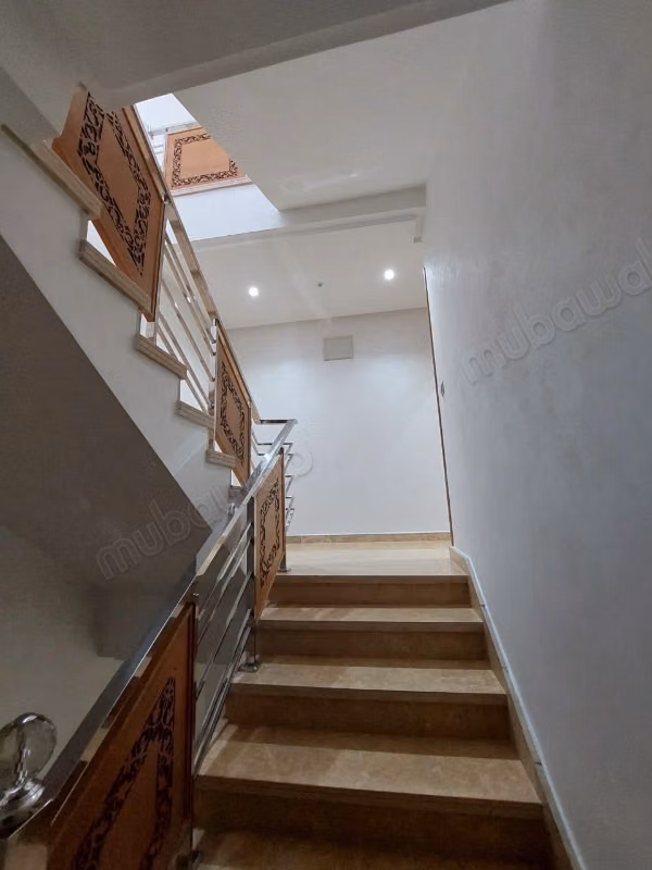 Verkoop van luxe villa in Branes 2. 6 comfortabele kamers. Goed ingericht