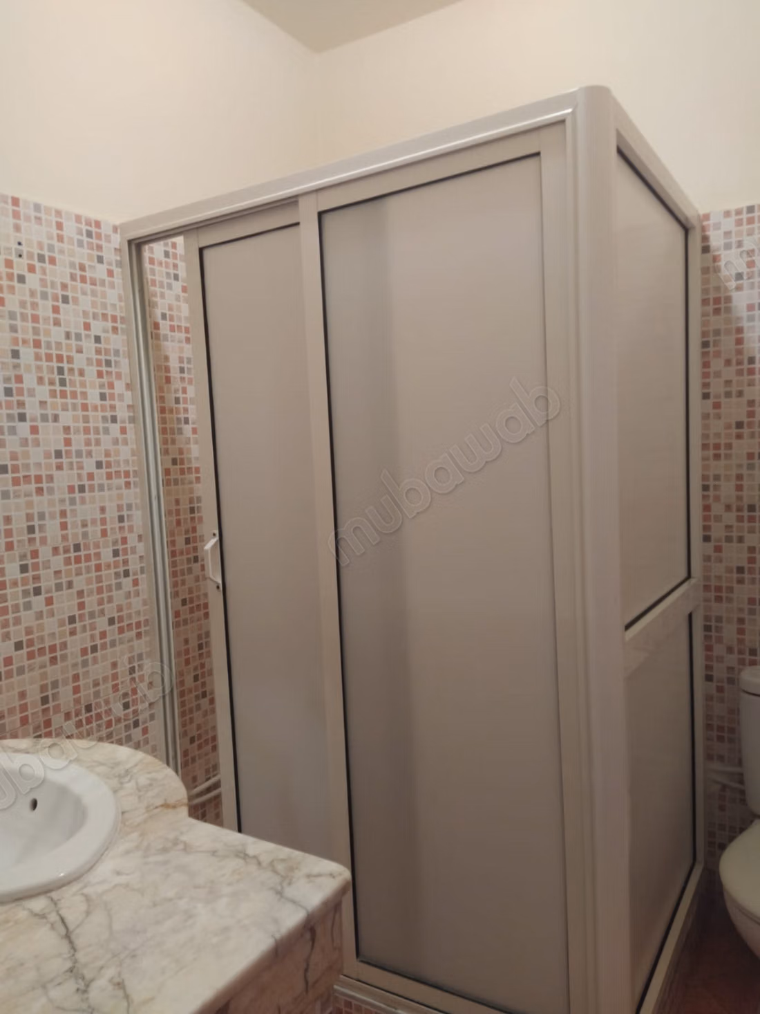Casa en venta en La Colina. 8 habitaciones cómodas. Aparcamiento y terraza