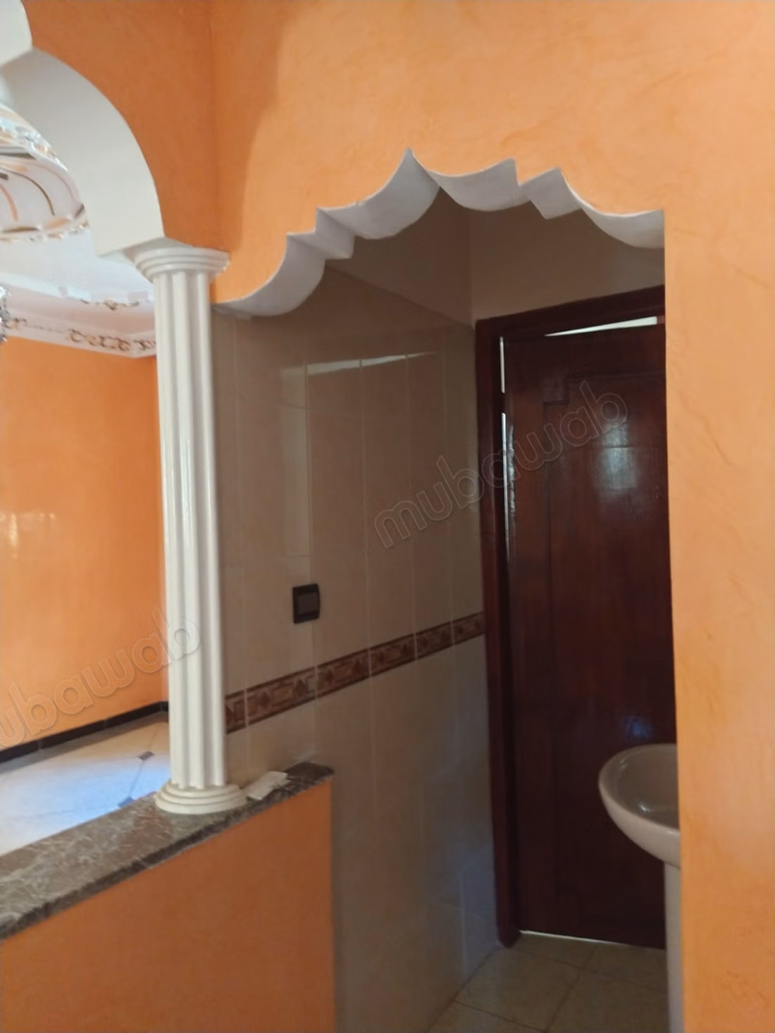 Casa en venta en La Colina. 8 habitaciones cómodas. Aparcamiento y terraza