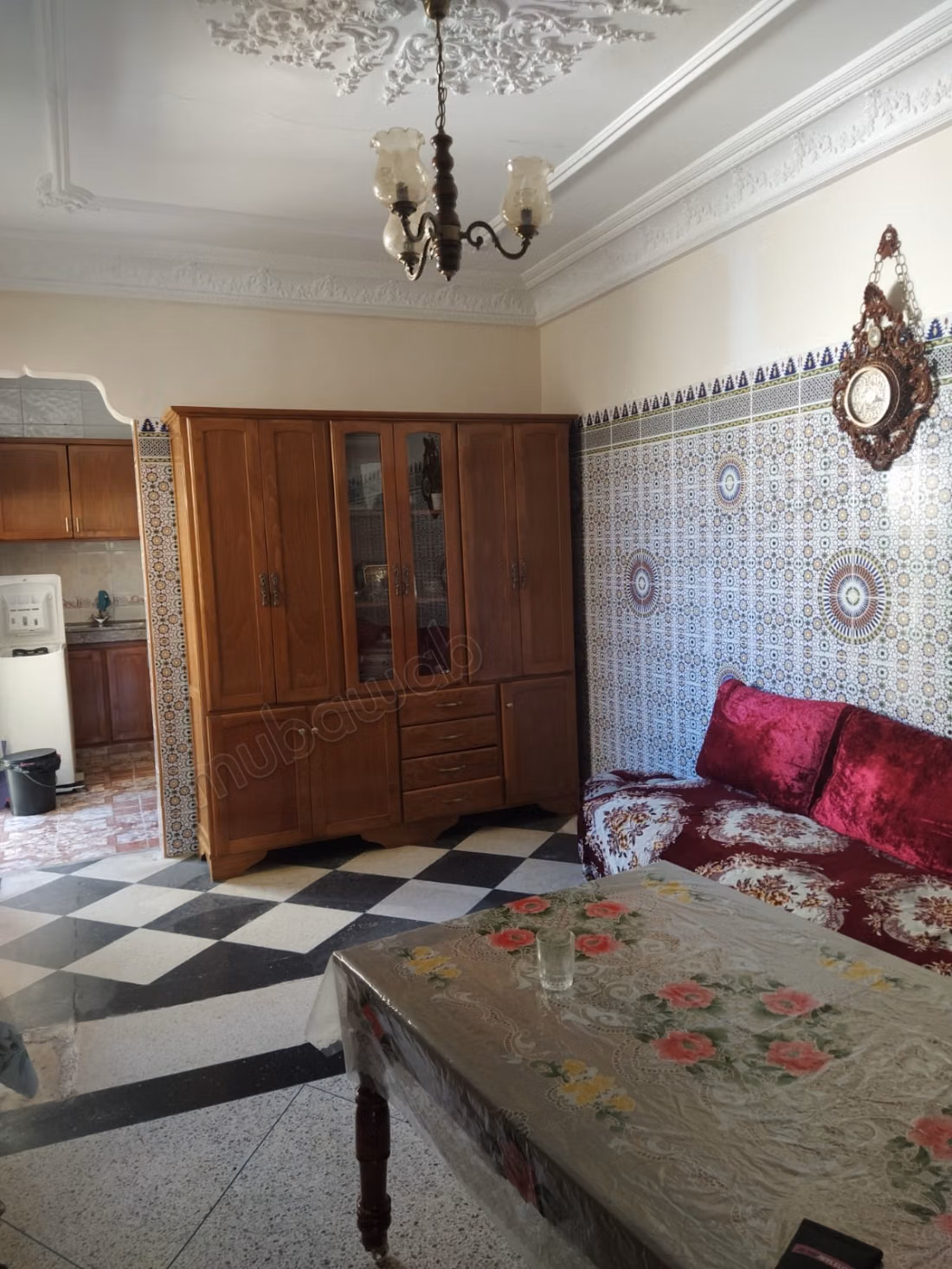 Casa en venta en La Colina. 8 habitaciones cómodas. Aparcamiento y terraza