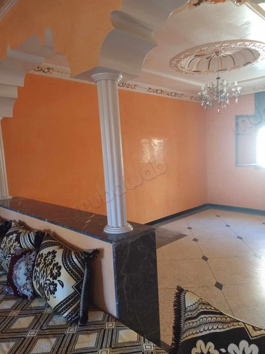 Casa en venta en La Colina. 8 habitaciones cómodas. Aparcamiento y terraza
