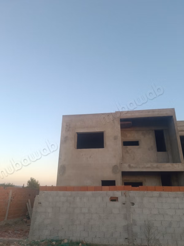 Villa de haut standing à vendre à Zaouit Mornag.
Surface de 210 m².
Piscine