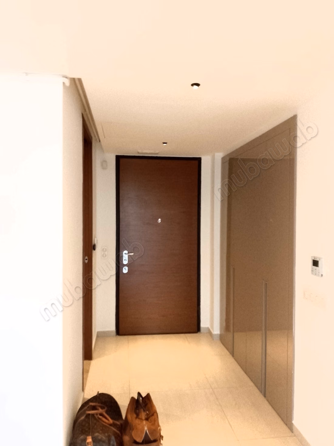 À louer un bel appartement meublé au Berges Du Lac 2. Concierge et climatisation