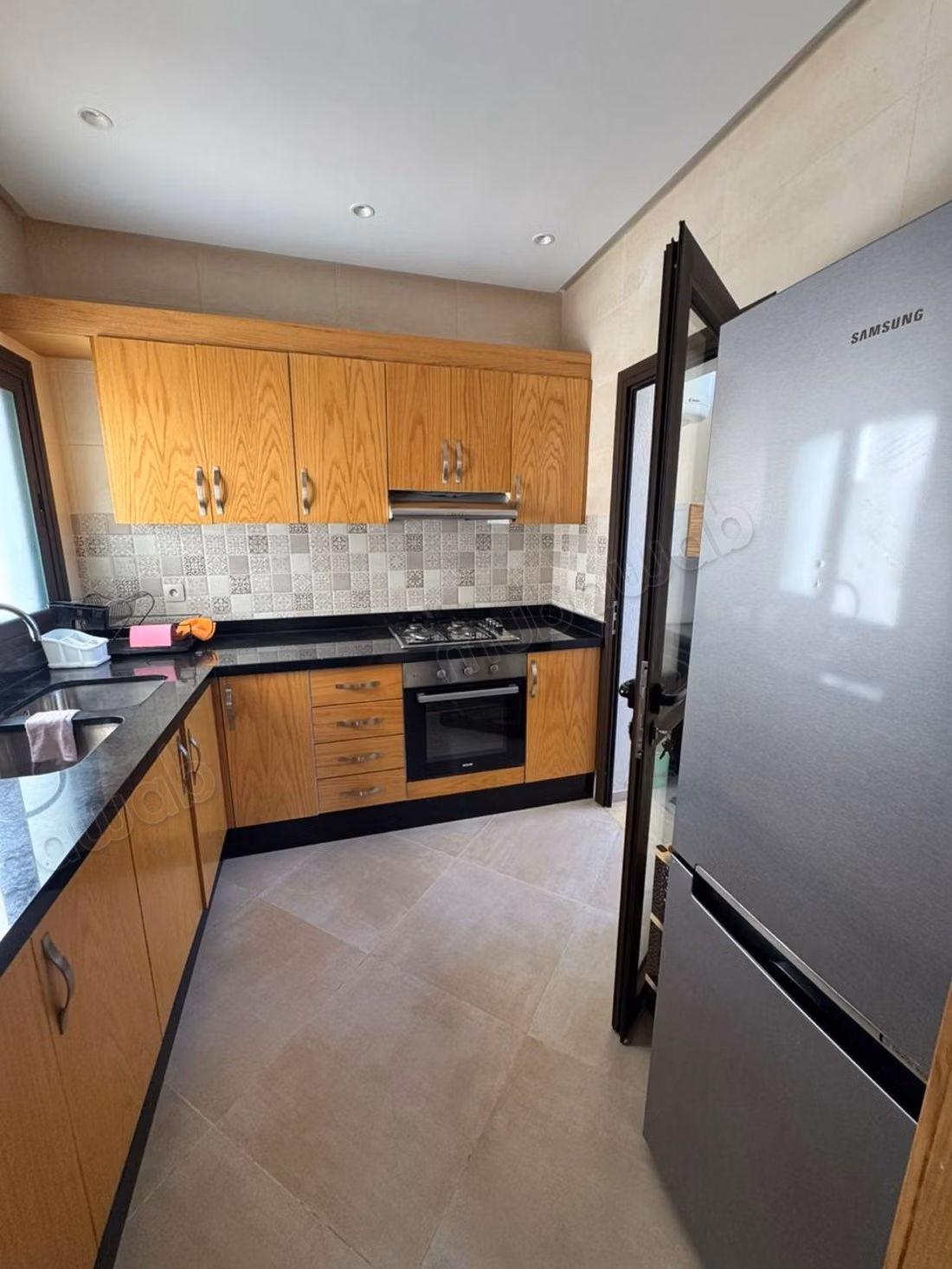 Superbe appartement à louer à M'Diq. 
Surface de 100 m². 
Bien meublé