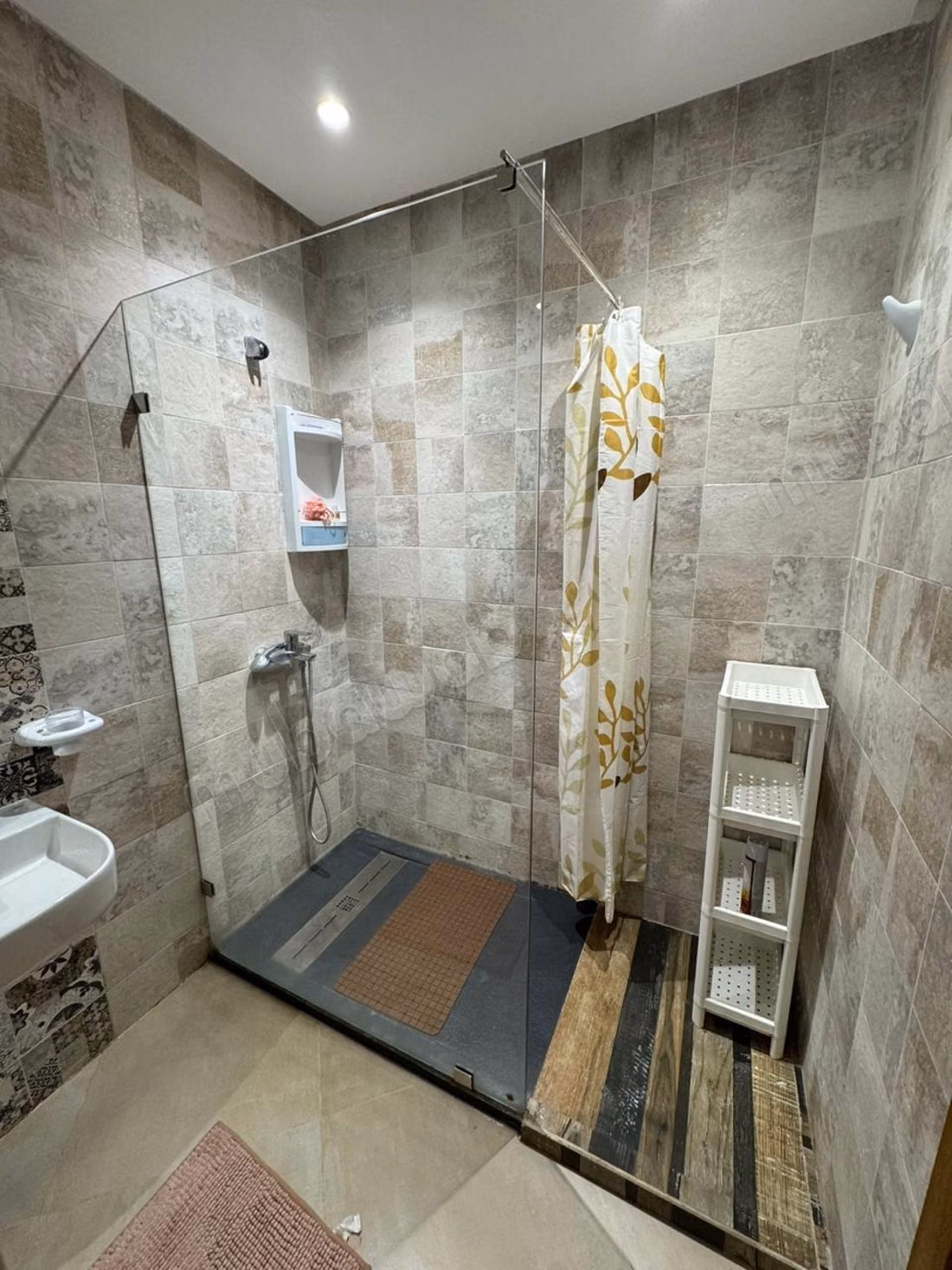Superbe appartement à louer à M'Diq. 
Surface de 100 m². 
Bien meublé