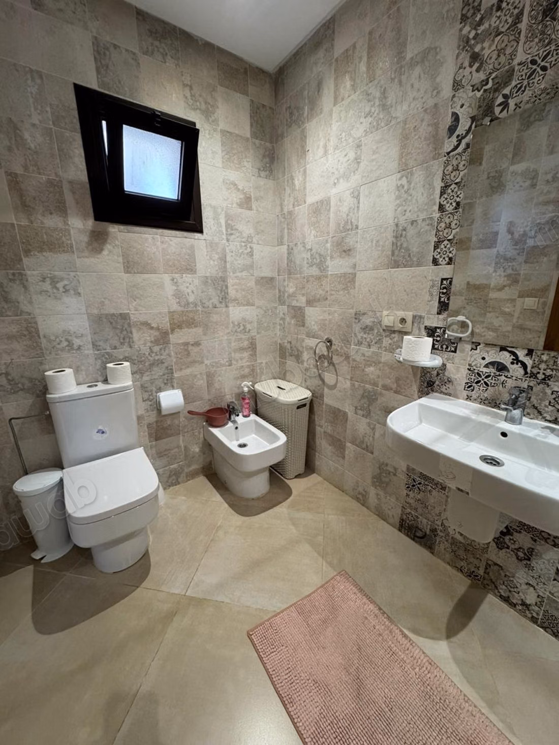 Superbe appartement à louer à M'Diq. 
Surface de 100 m². 
Bien meublé